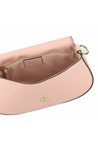 Borsa a tracolla in pelle rosa con forma arrotondata, hardware dorato e texture liscia. Presenta una tasca interna con zip e l'etichetta del marchio.