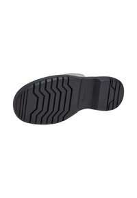 Suola di scarpa in gomma nera con un motivo a zigzag per migliorare la presa, superficie liscia e piatta e logo discreto in rilievo vicino al tallone.