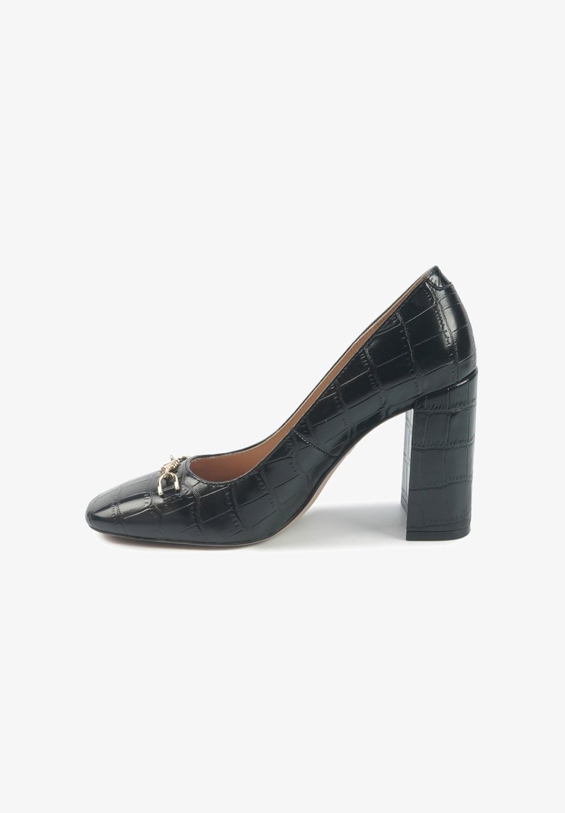 Pantofii cu toc înalt din piele sintetică neagră, cu textură de crocodil, vârf ascuțit, detaliu elegant auriu în față și toc gros.