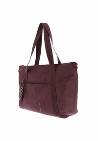 Borsa tote rettangolare bordeaux con doppi manici, tasca frontale con zip e un'etichetta in tessuto attaccata al cursore della zip.