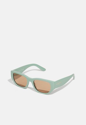 Gafas de sol verde menta con montura rectangular, lentes de tono marrón y un sutil logotipo en el lateral. Textura suave, diseño contemporáneo.