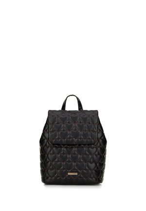 Sac à dos noir matelassé avec un motif en cœurs, doté d'un rabat avant et d'une poignée supérieure. Le matériau est synthétique avec des accents de couture rouges.