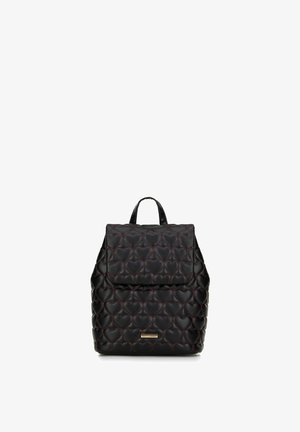 Černý prošívaný batoh s motivem srdce, který má přední klopu a horní ucho. Materiál je syntetický s červenými akcenty šití.