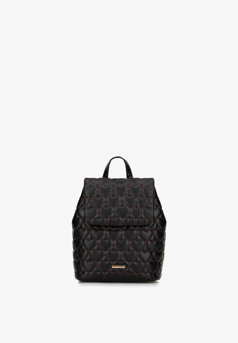 Mochila negra acolchada con patrón de corazones, que cuenta con una solapa frontal y un asa superior. El material es sintético con detalles de costura roja.