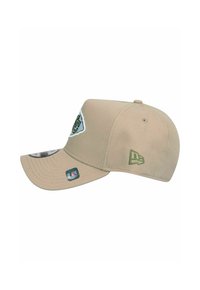 Beige Baseballcap mit flachem Schirm, mit einem grünen gestickten Logo auf der Vorderseite und einem kleinen Akzentlogo an der Seite.