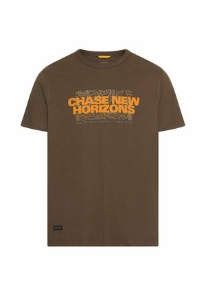 Brązowy bawełniany T-shirt z napisem "CHASE NEW HORIZONS" na pomarańczowo, z falistym wzorem na dole. Krótkie rękawy, okrągły dekolt.