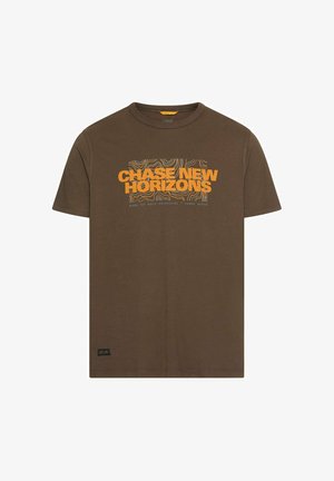 Brązowy bawełniany T-shirt z napisem "CHASE NEW HORIZONS" na pomarańczowo, z falistym wzorem na dole. Krótkie rękawy, okrągły dekolt.