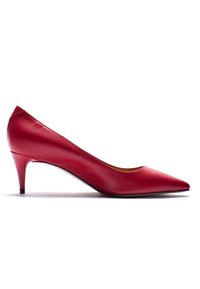 Pompa rossa in pelle con punta affilata, tacco di 3 pollici, texture liscia e dettagli minimi. La vista laterale mette in mostra un'elegante silhouette e forma.