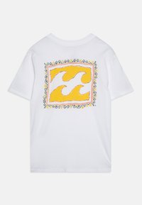 T-shirt blanc à manches courtes mettant en avant un graphique coloré et stylisé de vagues bordées d'orange et de vert au dos.