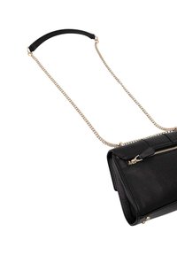 Borsa a tracolla in ecopelle nera con chiusura a zip, tracolla a catena dorata e finitura texturizzata. Presenta dettagli in metallo e una forma rettangolare elegante.