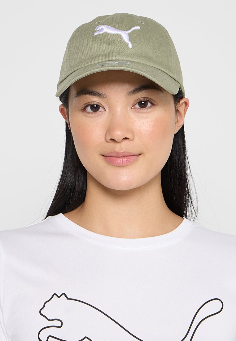 Gorra verde oliva con visera curvada, que presenta un logo bordado en blanco en la parte frontal. Fabricada en una tela con un acabado texturizado.