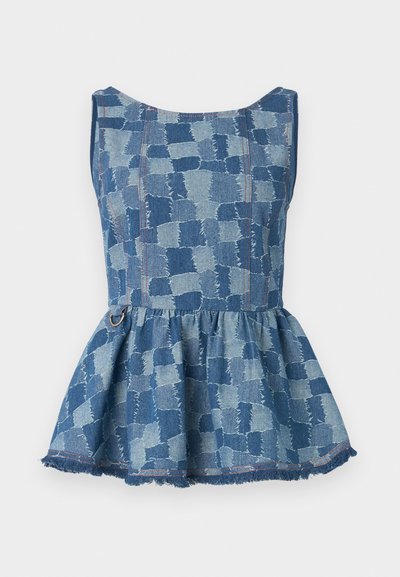 Denim peplum top v svetlých a tmavých modrých odtieňoch, s kockovaným vzorom a rozstrapkaným lemom. Obsahuje okrúhly výstrih a detail s prsteňom.