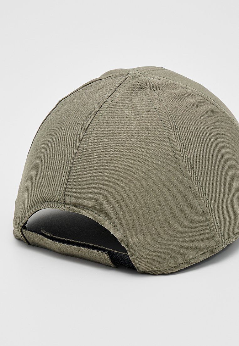 Gorra de tela verde oliva con una textura suave, forma redondeada y una banda negra de acento en la parte trasera, con costuras cosidas.