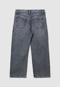Pantaloni in denim grigio con un design a gamba dritta, caratterizzati da due tasche posteriori e una texture sottile. Finitura pulita agli orli, senza hardware visibile.