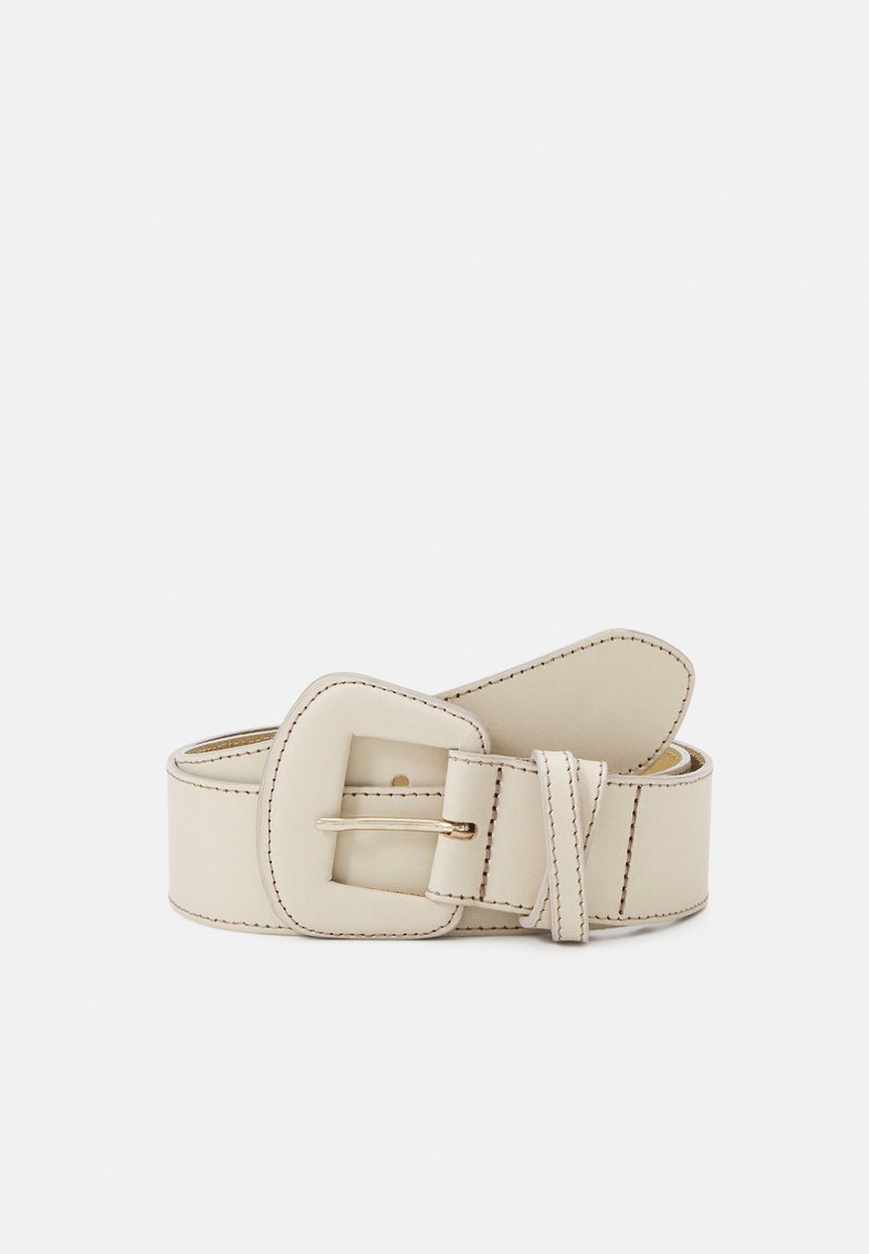 Beiger Leder-Gürtel mit breitem Design, quadratischer goldfarbener Schnalle und genähten Details, mit einer Schlaufe für zusätzliche Anpassungen.