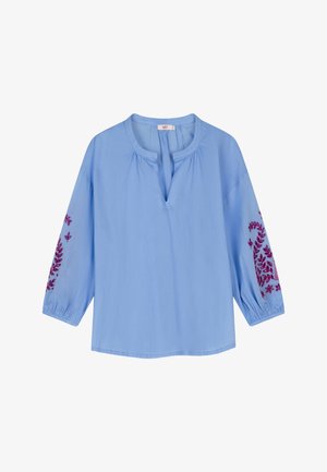 Lichtblauwe blouse met lange mouwen, V-hals, geplooide schoudernaden en sierlijke bordeauxrode bloemrijke borduursels op de mouwen. Zachte stof.