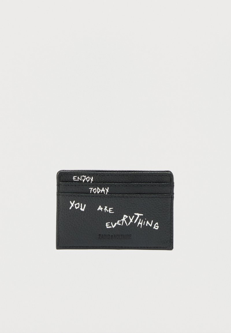Zwarte leren kaarthouder met witte handgeschreven tekst "Geniet vandaag, je bent alles" en kleine ingebakken merknaam Zadig & Voltaire.