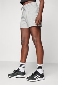 adidas Sportswear ESSENTIALS SMALL LOGO SHORTS - Calções desportivos - medium grey heather