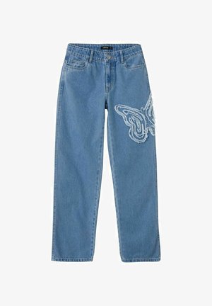 Hellblaue Jeans aus Denim mit lockerer Passform, ausgestattet mit einem großen weißen gestickten Schmetterling am linken Bein und klassischem Fünf-Taschen-Design.