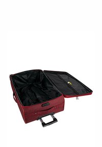 Maleta de tela roja con apertura con cremallera, forro interior negro, asa retráctil y asas superiores para llevar.
