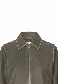 Brun læderjakke med lynlås foran, skarp krave og glat tekstur. Har kontrasterende syninger og et minimalistisk design.