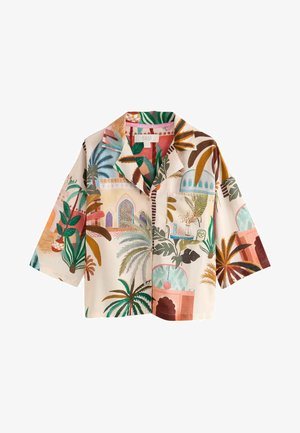 Chemise à manches courtes, à col, en tissu léger, avec un imprimé tropical coloré comprenant des feuilles de palmier, des motifs architecturaux et des designs abstraits.