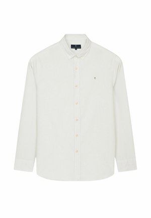 Camisa blanca de manga larga con botones, con sutiles rayas verticales, cuello con botones y pequeño logotipo bordado en el pecho izquierdo.