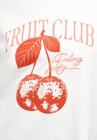 Δύο κόκκινα κεράσια με φύλλα και υφή δισκομπάλας κάτω από το κείμενο «FRUIT CLUB» και με πλάγια γραφή «Feeling Lucky» σε λευκό φόντο.