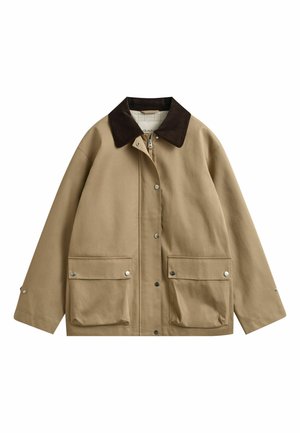 Veste beige avec col marron foncé, boutons-pression à l'avant, deux grandes poches à rabat avec fermetures à pression, et manches longues.