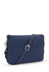Marinj blå nylon crossbody-väska med dragkedjestängning, avtagbar rem och silverfärgad hårdvara, med en slät yta och rektangulär form.