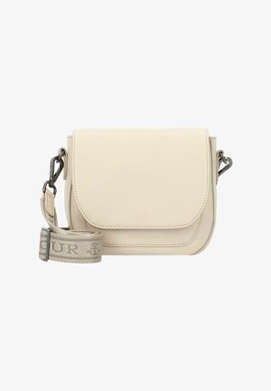Beige Leder Schultertasche mit Klappverschluss, abnehmbarer breiter Stoffriemen mit Text und Metallverschlüssen auf einem weißen Hintergrund.