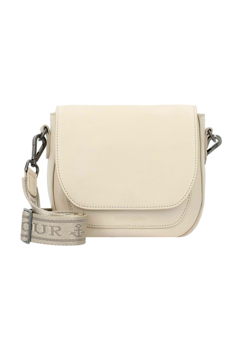 Borsa a tracolla in pelle beige con chiusura a patta, tracolla in tessuto larga e rimovibile con testo, e ganci metallici su uno sfondo bianco.