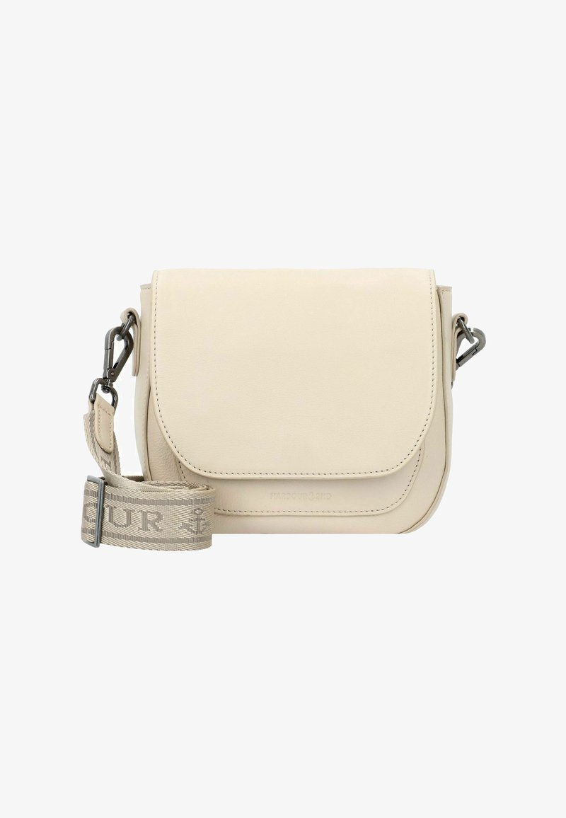 Beige leren schoudertas met klepsluiting, afneembare brede stoffen schouderband met tekst, en metalen sluitingen op een witte achtergrond.