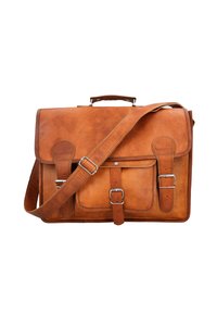 Braune Leder-Umhängetasche mit Klappe, Metallverschlussakzenten, verstellbarem Träger und vorderen Taschen. Glatte Textur mit sichtbaren Nahtdetails.