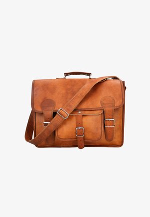 Brūna ādas vēstuļu soma ar atloku, metāla sprādzes akcentiem, regulējamu siksnu un priekšējām kabatām. Gluda tekstūra ar redzamām šūšanas detaļām.