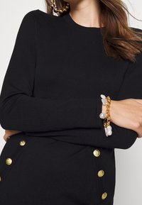 DKNY Stickad klänning - black