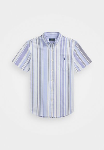 Kortärmad, skjortknäppning med växlande ljusblå, vit och lila vertikala ränder. Inkluderar en bröstficka och broderad logotyp.