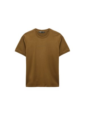 T-shirt di cotone marrone a maniche corte con scollo rotondo e sottile testo "ECHO THROUGH TIME" al centro del petto.