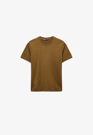 T-shirt di cotone marrone a maniche corte con scollo rotondo e sottile testo "ECHO THROUGH TIME" al centro del petto.