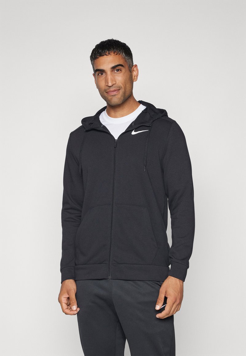 Sudadera con cremalleras negra hecha de un tejido suave, con capucha forrada, bolsillos frontales y un pequeño logo blanco en el lado izquierdo del pecho.