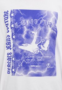 Versace Jeans Couture SWAN LOGO  - Camiseta estampada - white