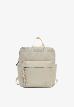 Zaino in tessuto beige texturizzato con maniglia superiore, tasca frontale con cerniera, tasche laterali e piccolo moschettone metallico attaccato.