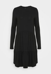 Černé šaty s dlouhým rukávem vyrobené z jemné tkaniny, se kulatým výstřihem a vrstevnatým, volánkovým lemem pro větší objem na spodním okraji.