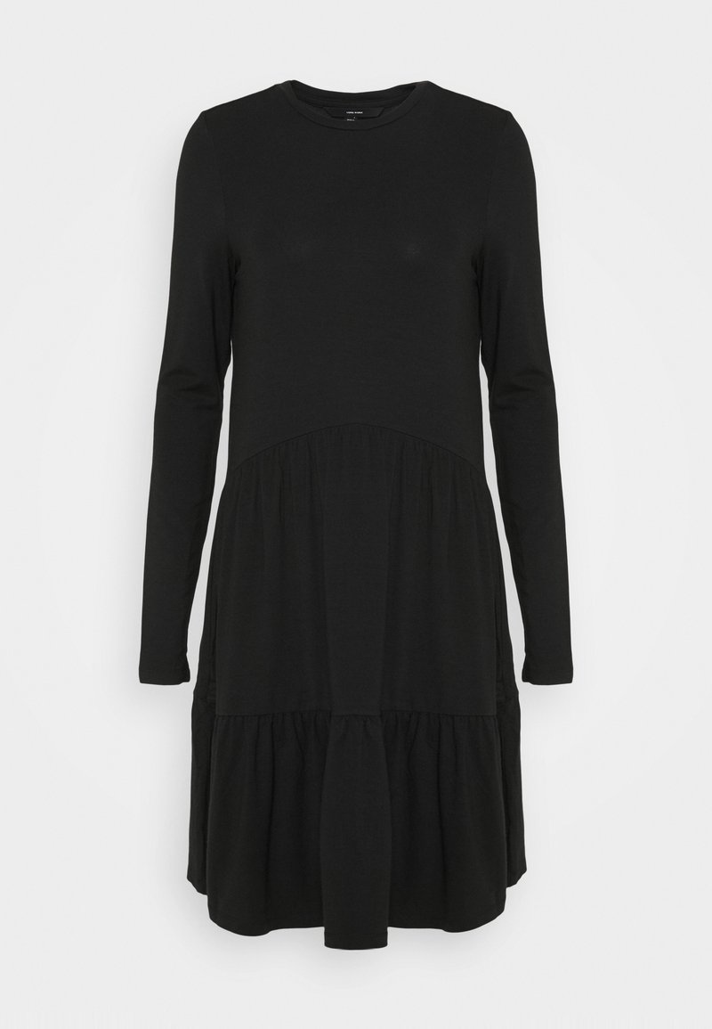 Černé šaty s dlouhým rukávem vyrobené z jemné tkaniny, se kulatým výstřihem a vrstevnatým, volánkovým lemem pro větší objem na spodním okraji.