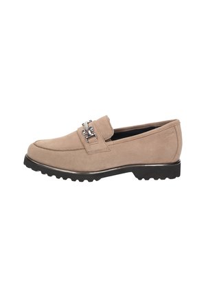 Beige suède loafer met zwarte zool en zilveren metalen gesp, ontworpen voor zowel casual als formeel gebruik.