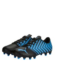 Scarpe da calcio nere con strisce zigzag blu, caratterizzate da una finitura testurizzata, chiusura con lacci e tacchetti blu in contrasto sulla suola.