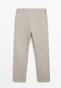 Pantalon beige à jambes droites avec passants de ceinture et deux poches arrière passepoilées, présenté à plat vu de dos sur fond blanc.