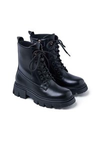 Stivali alla caviglia neri con lacci realizzati in pelle liscia, dotati di suola spessa, occhielli in metallo e linguetta sul retro.