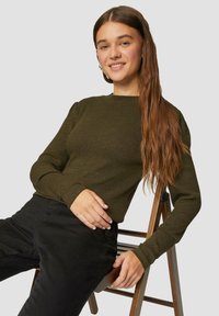 QS SLIM FIT MIT PUFF ÄRMELN - Strickpullover - tannengrün