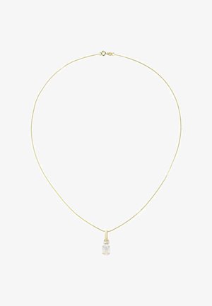 Collana tono oro con una catena sottile e un pendente ovale in pietra bianca, con quattro pietre preziose di accentuazione alla base del pendente.